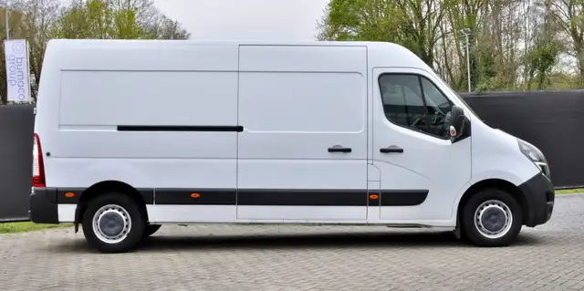 Opel Movano view 2