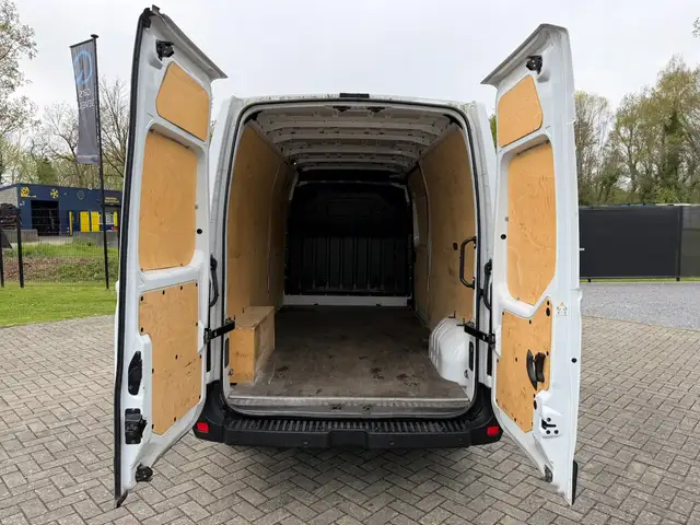 Opel Movano view 9