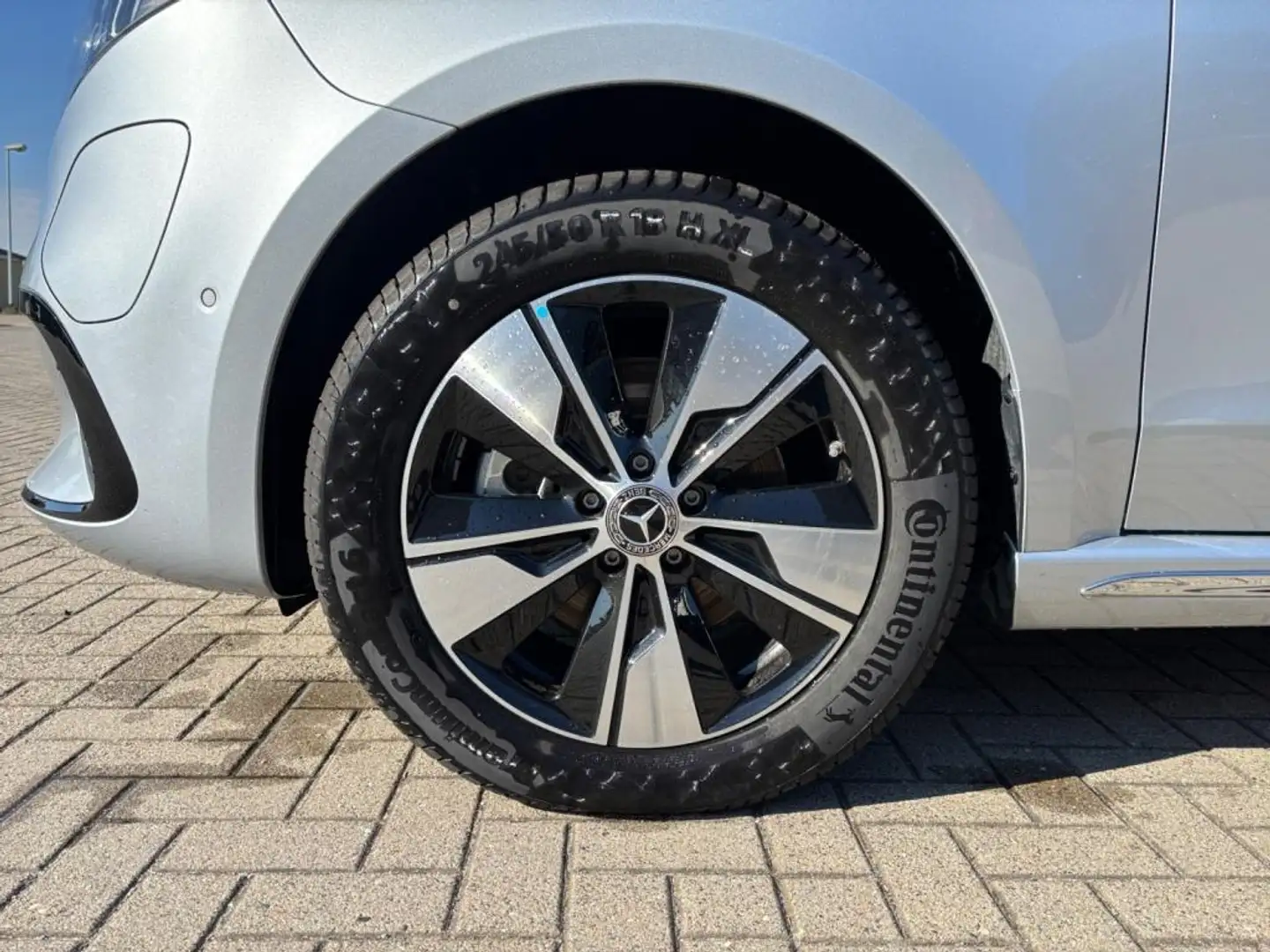Mercedes-Benz EQV 300 AVANTGARDE AIRMATIC+MBUX+LED+PANO Zilver - 2