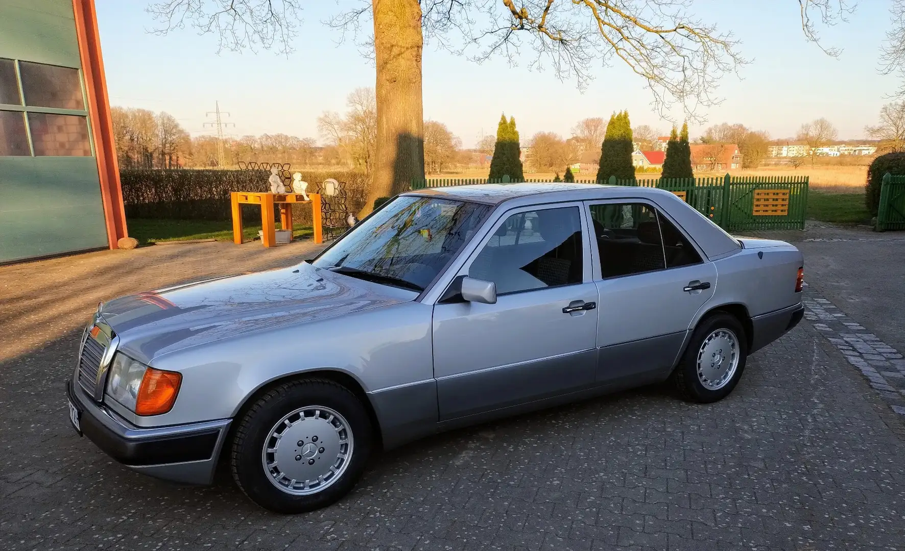 Mercedes-Benz E 230 Stříbrná - 1