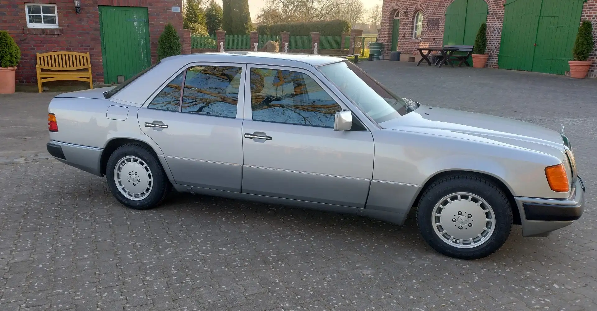 Mercedes-Benz E 230 Stříbrná - 2