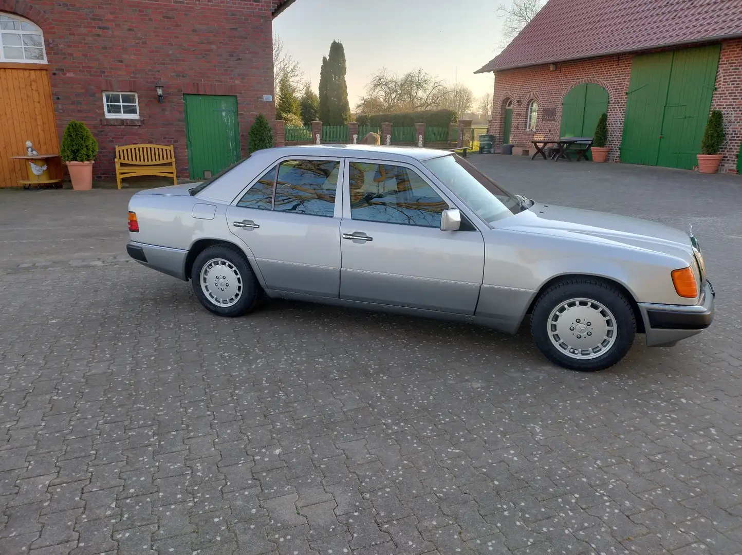 Mercedes-Benz E 230 Argent - 2
