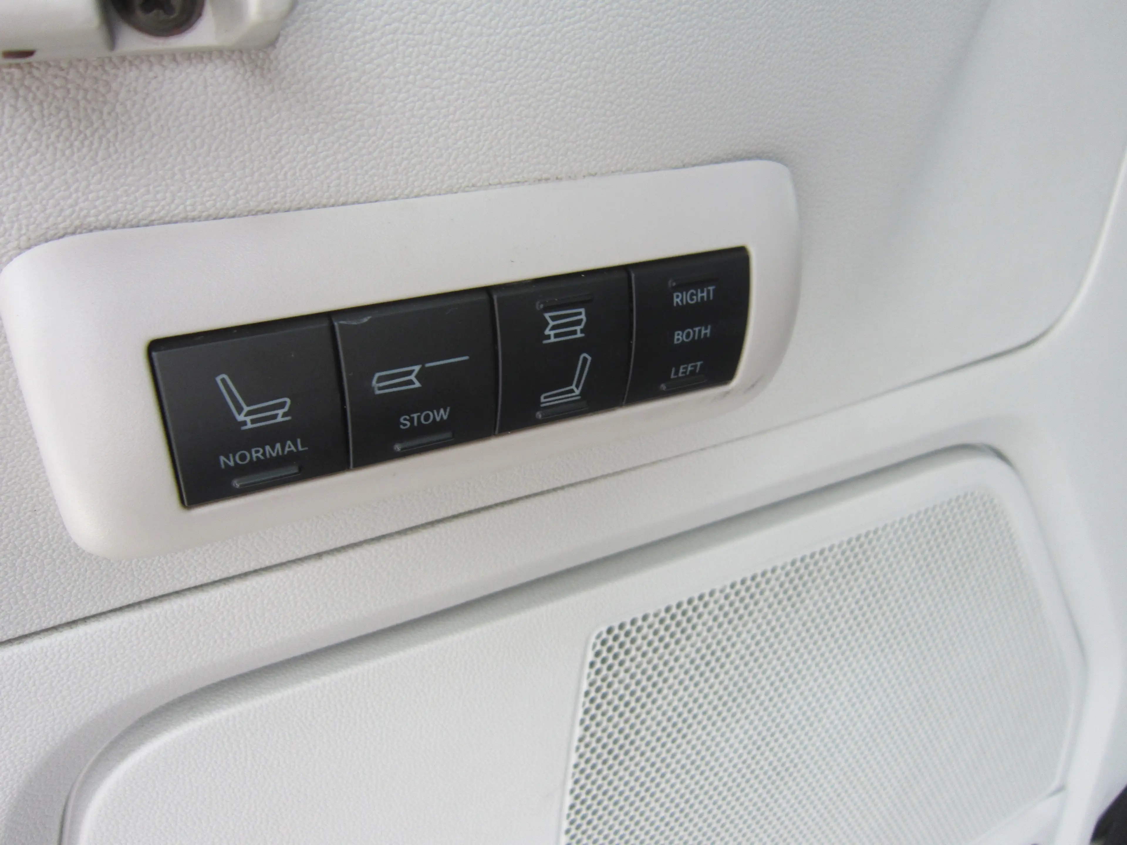 Chrysler Grand Voyager Limited — photo 15