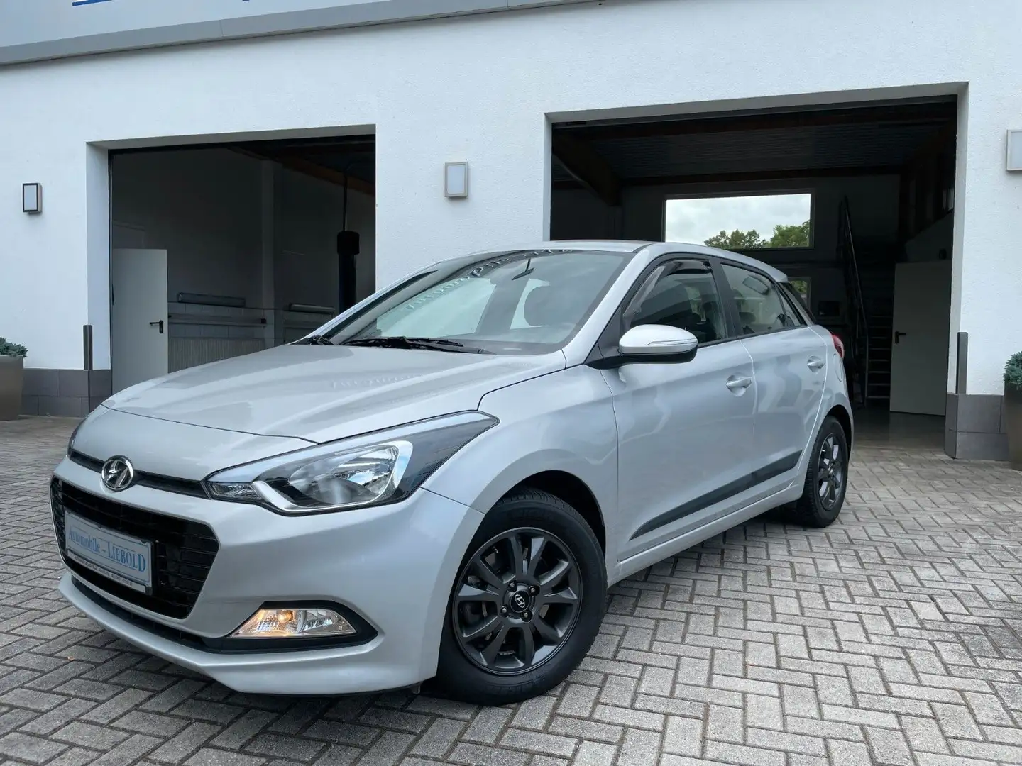 Hyundai i20 1.0 T-GDI 101PS*Klima*SHZ*LHZ* LMF-Allwetter Silber - 1