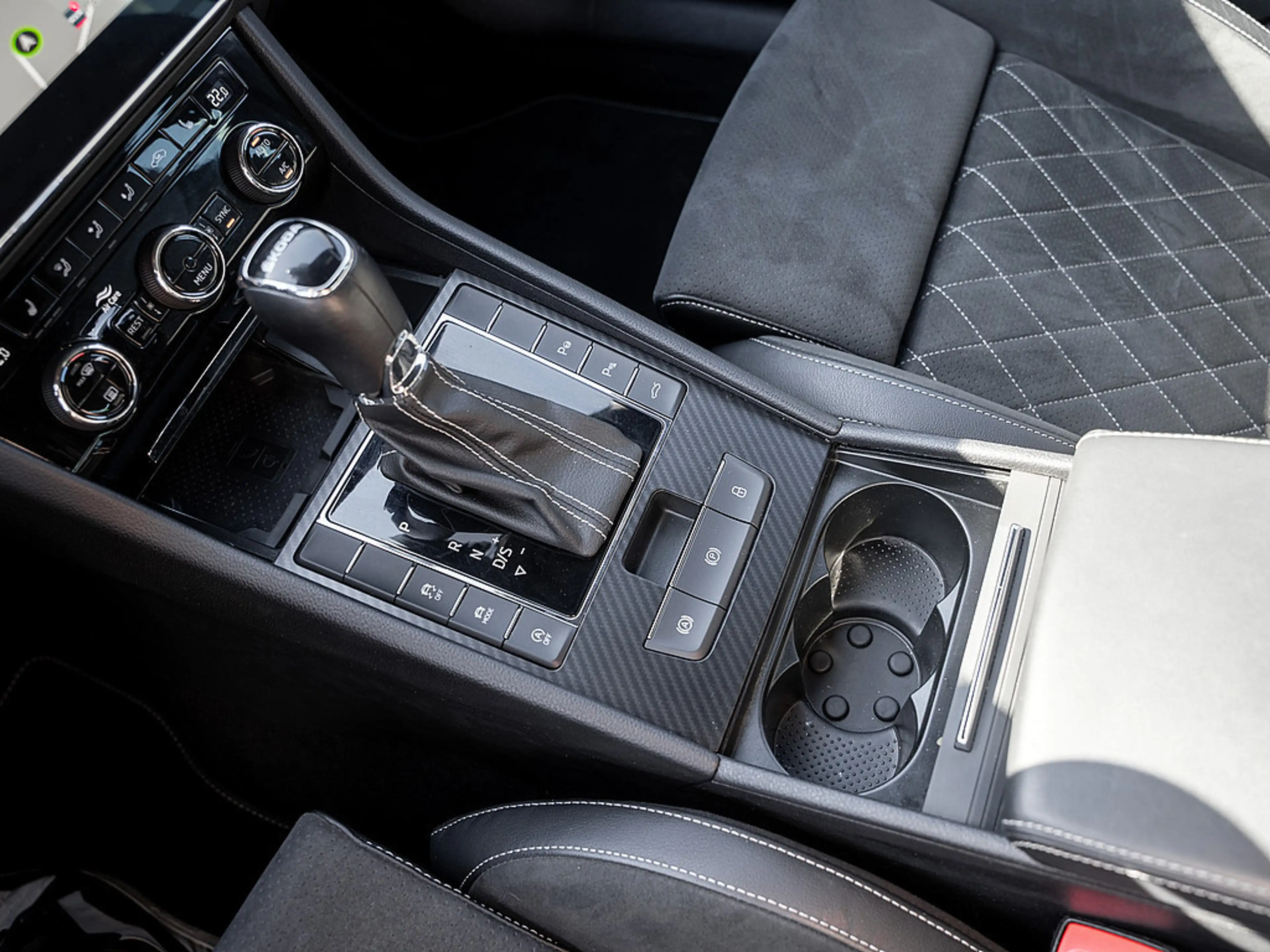 Skoda Superb Combi 2.0 TDI Sportline AHK KAM MATRIX — photo 9