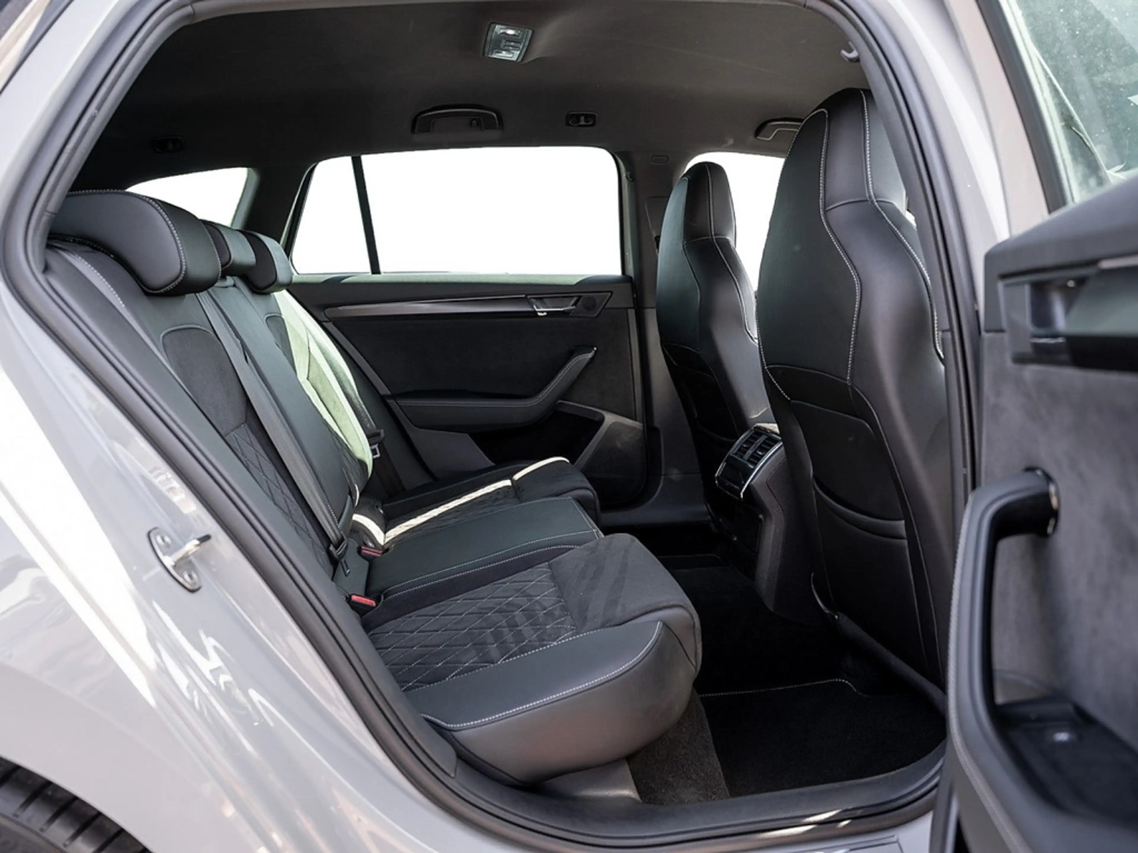 Skoda Superb Combi 2.0 TDI Sportline AHK KAM MATRIX — photo 4