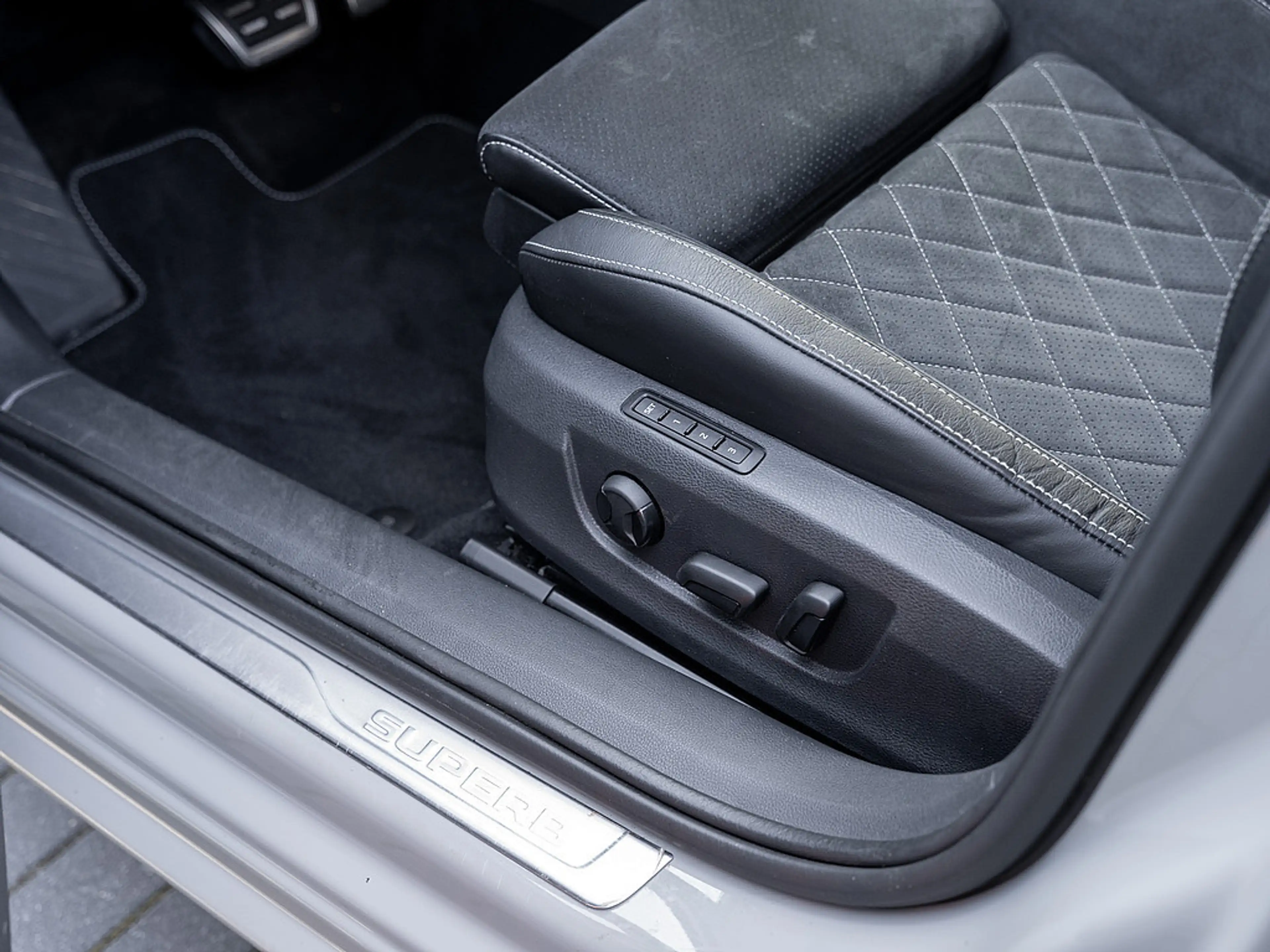 Skoda Superb Combi 2.0 TDI Sportline AHK KAM MATRIX — photo 14