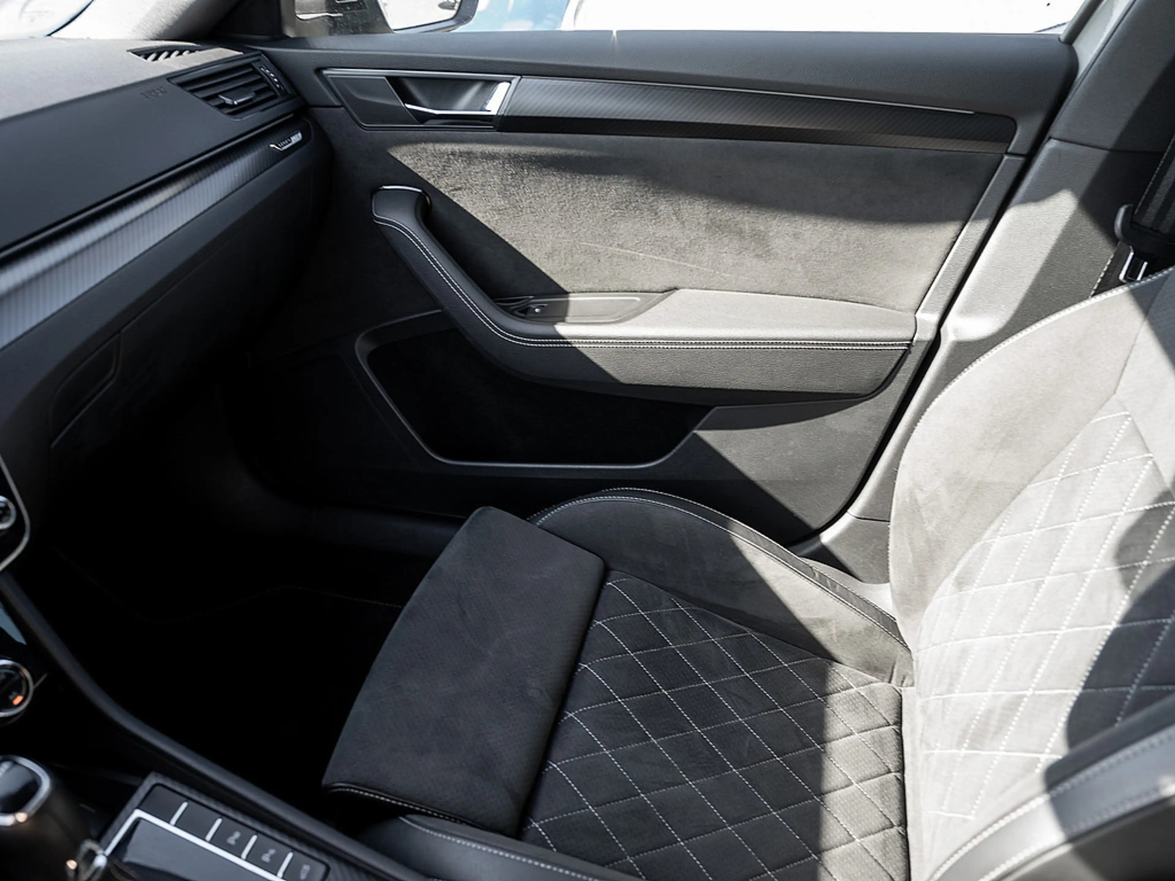Skoda Superb Combi 2.0 TDI Sportline AHK KAM MATRIX — photo 10