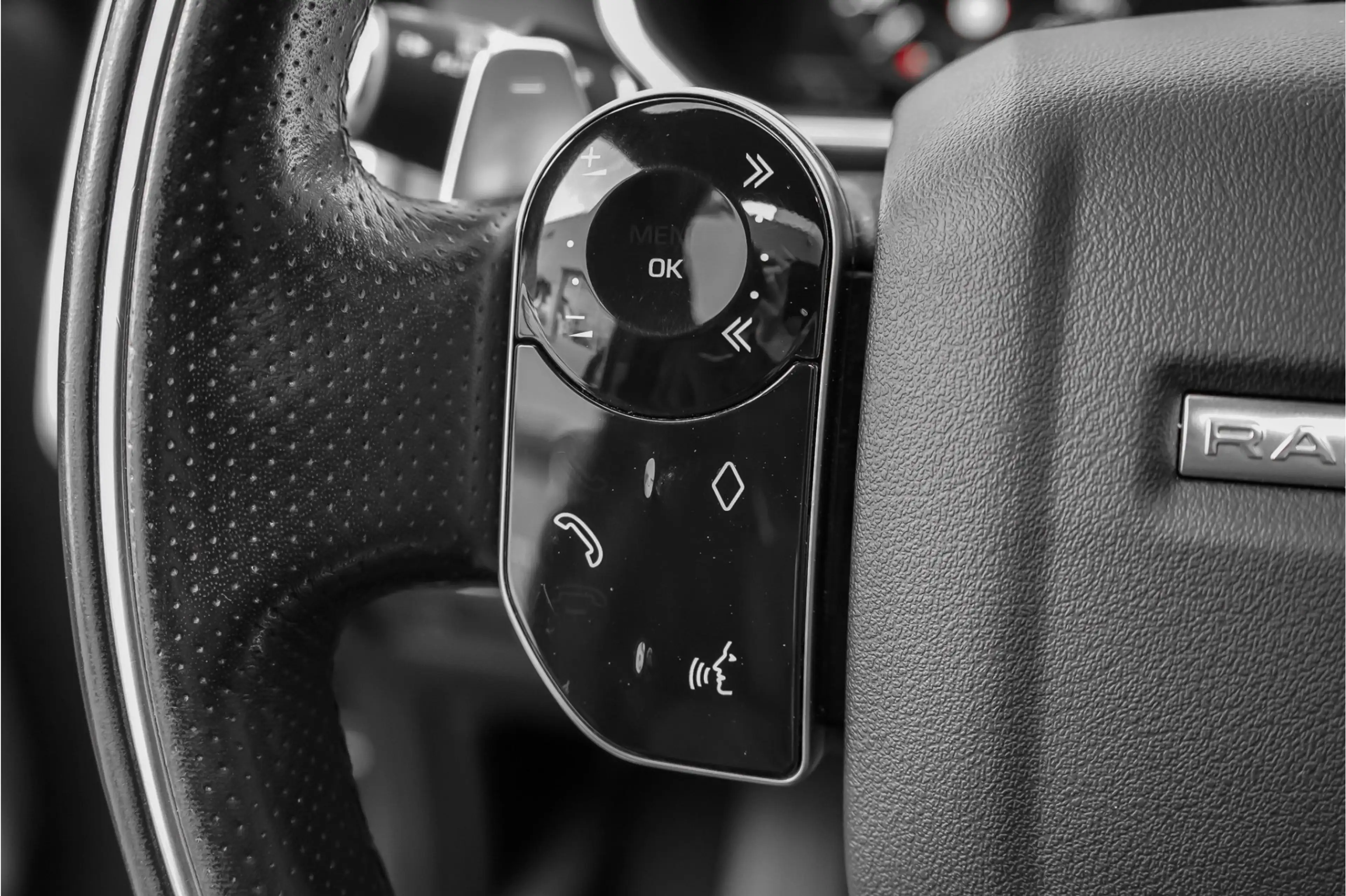 Land Rover Range Rover Sport 4.4 SDV8 HSE Dynamic Pano CarPlay Trekhaak 22" — photo 36