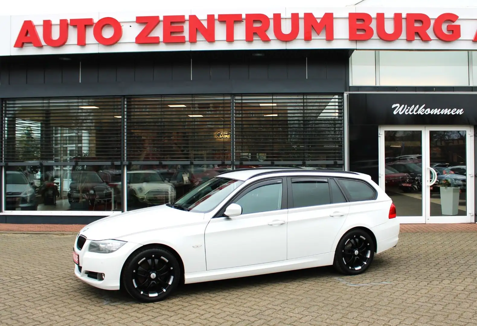 BMW 318 i Touring BiXenon PDC SHZ ESP Weiß - 1