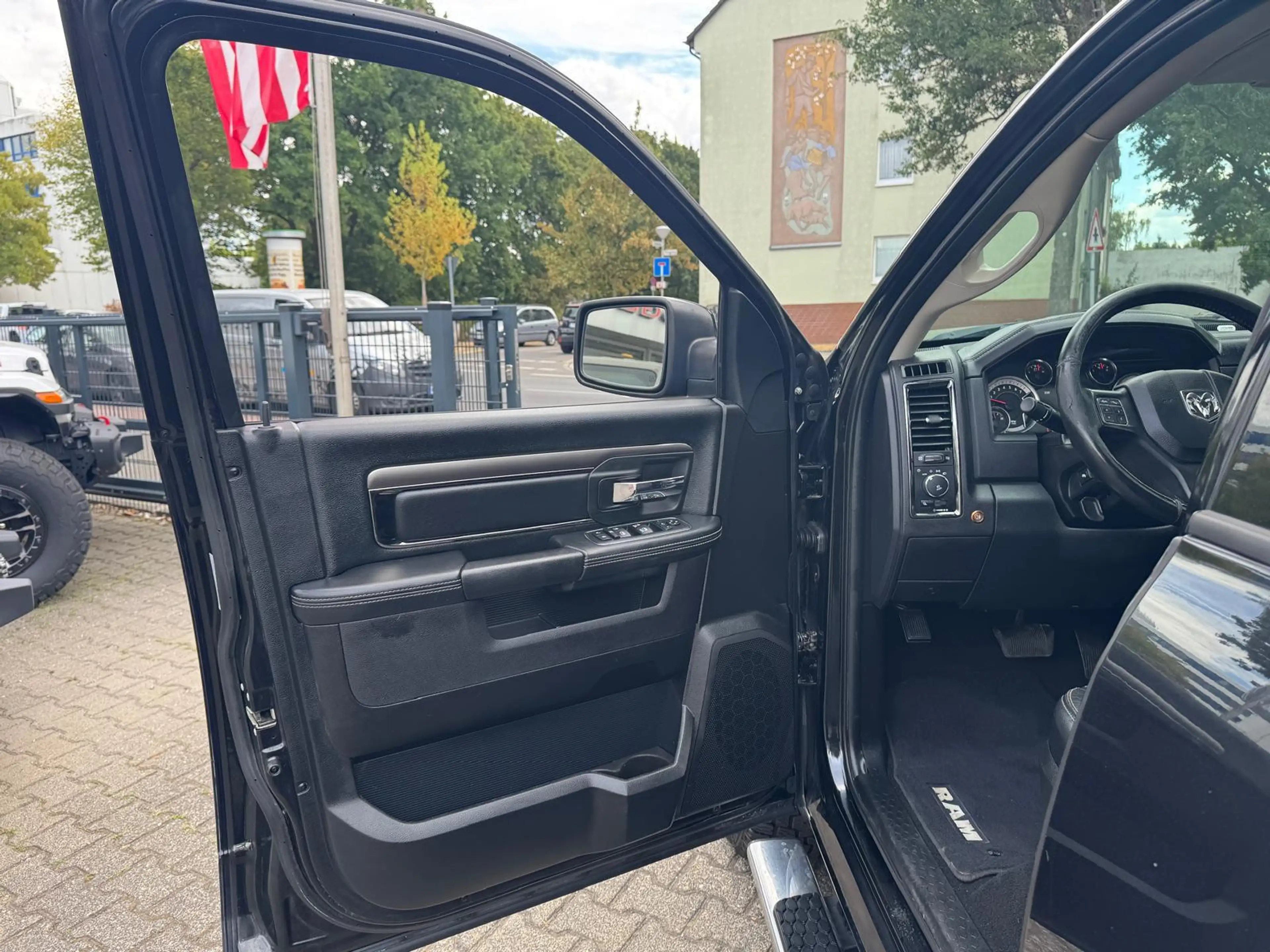 Dodge RAM 5.7 V8 Quad Cab Sport + LPG — photo 13