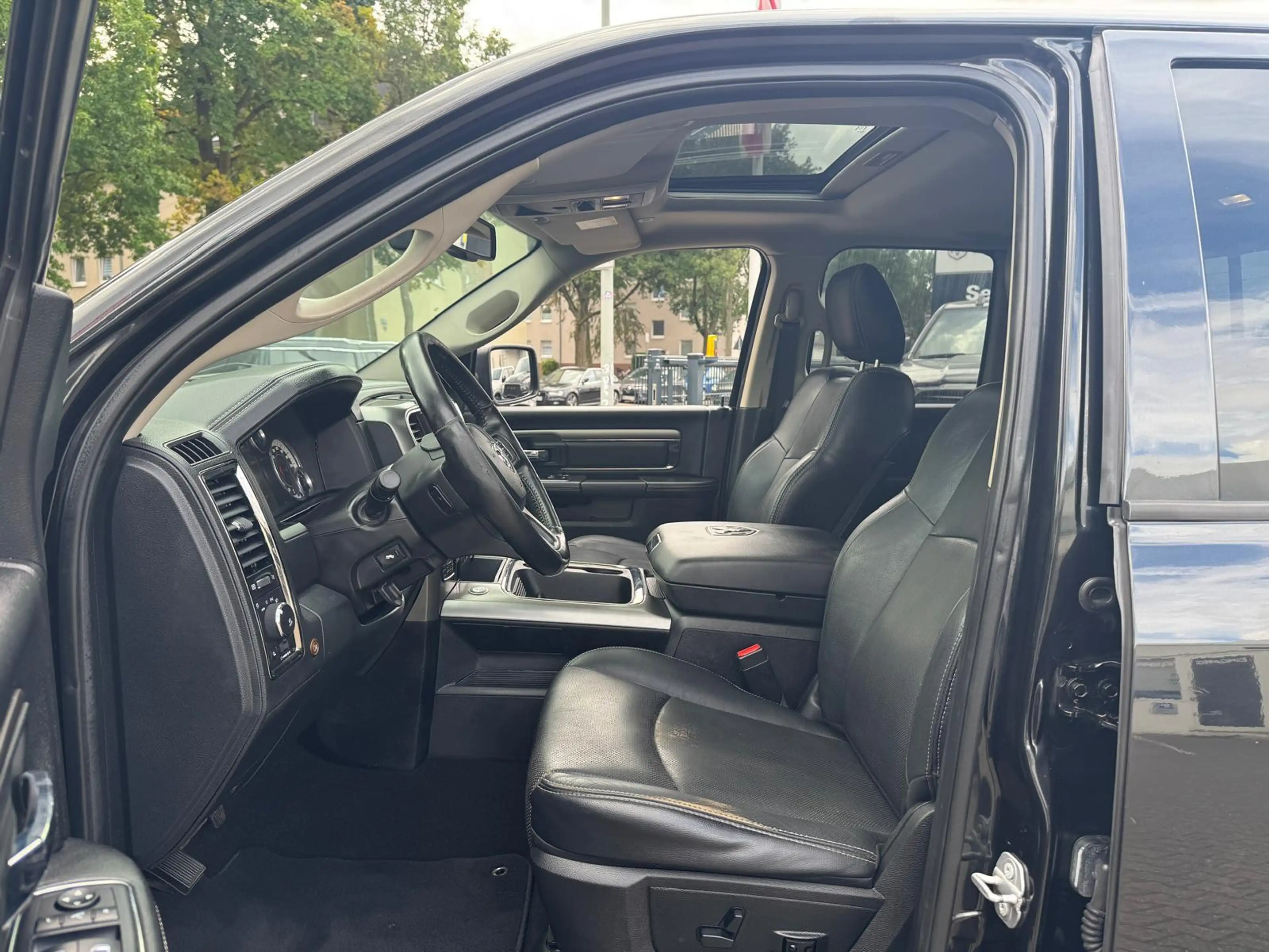 Dodge RAM 5.7 V8 Quad Cab Sport + LPG — photo 14