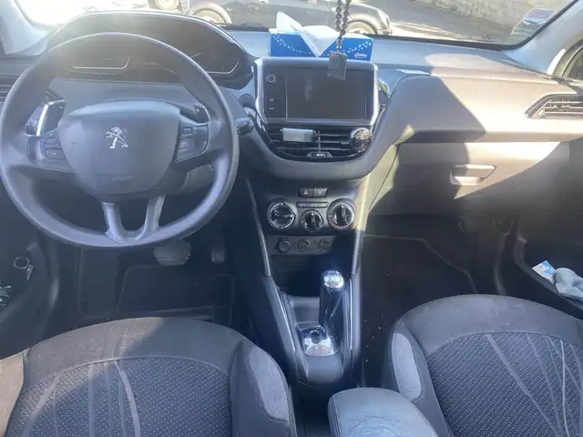 Peugeot 208 view 8