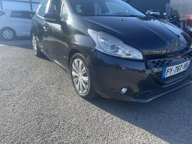 Peugeot 208 view 4