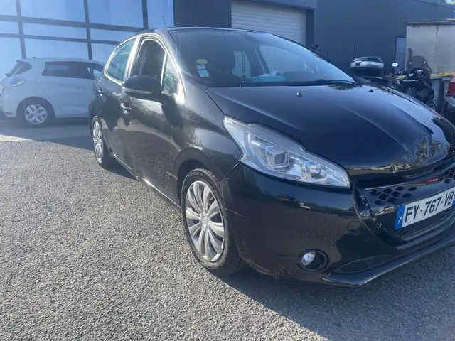 Peugeot 208 view 5