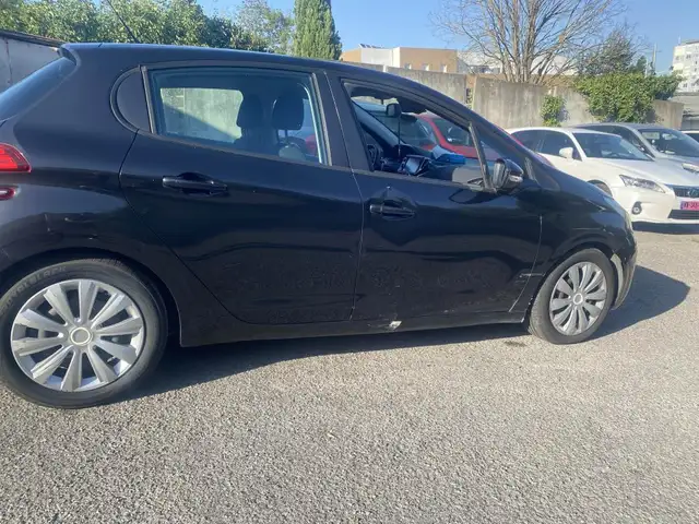 Peugeot 208 view 2