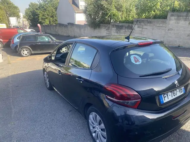 Peugeot 208 view 7