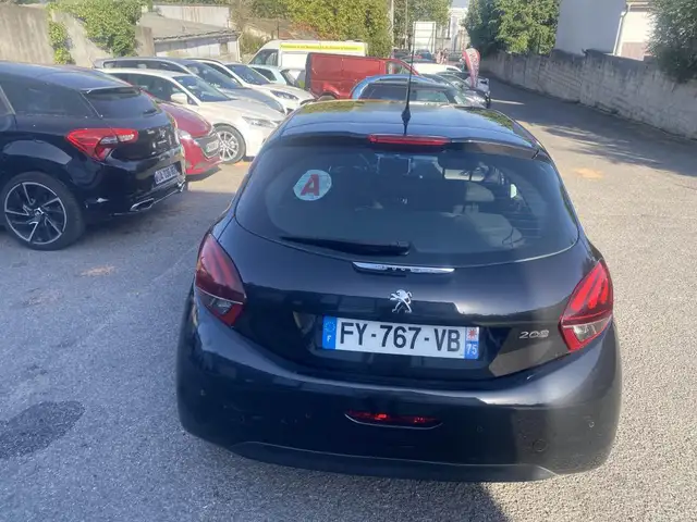 Peugeot 208 view 6