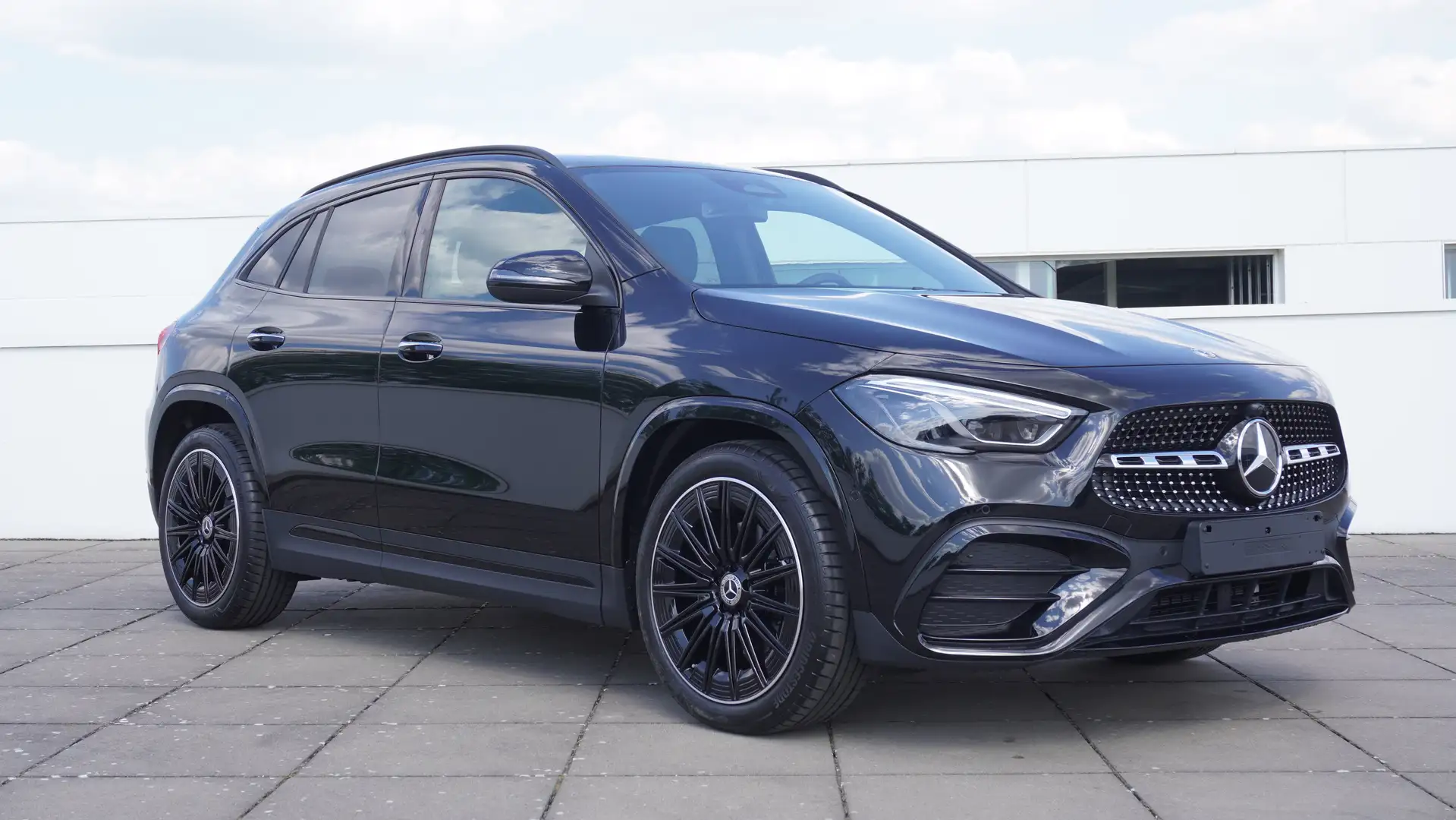 Mercedes-Benz GLA 180 AMG/PANODAK/TREKH 3500 KG/20"/-10%/MULTIBEAM Nero - 1
