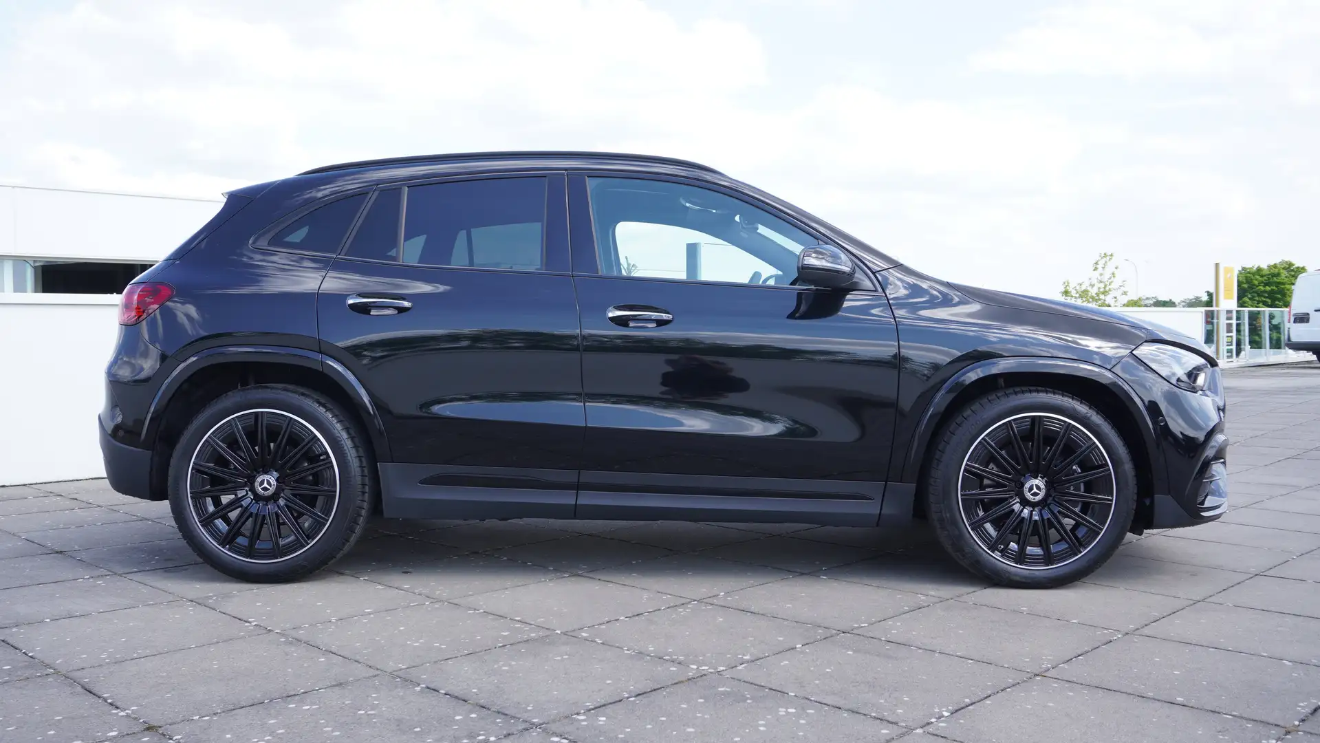 Mercedes-Benz GLA 180 AMG/PANODAK/TREKH 3500 KG/20"/-10%/MULTIBEAM Nero - 2