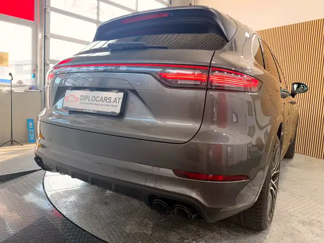 Porsche Cayenne view 13