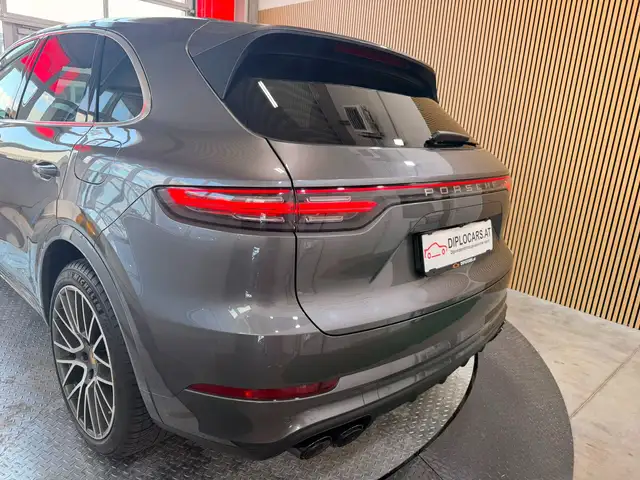 Porsche Cayenne view 12