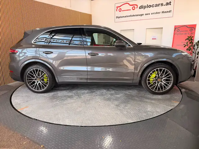 Porsche Cayenne view 9