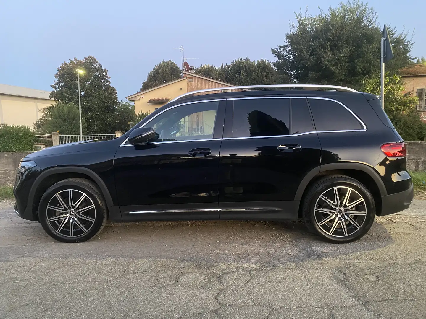 Mercedes-Benz EQB 250 Premium Plus AMG tetto panoramico - 1