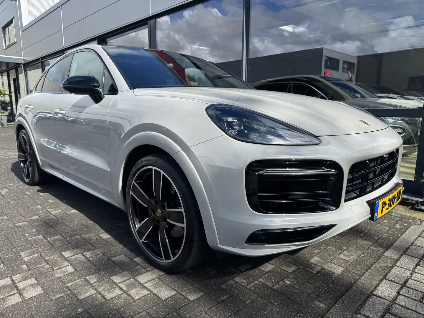 Porsche Cayenne Coupé 3.0 E-Hybrid Platinum Edition Grijs - 2