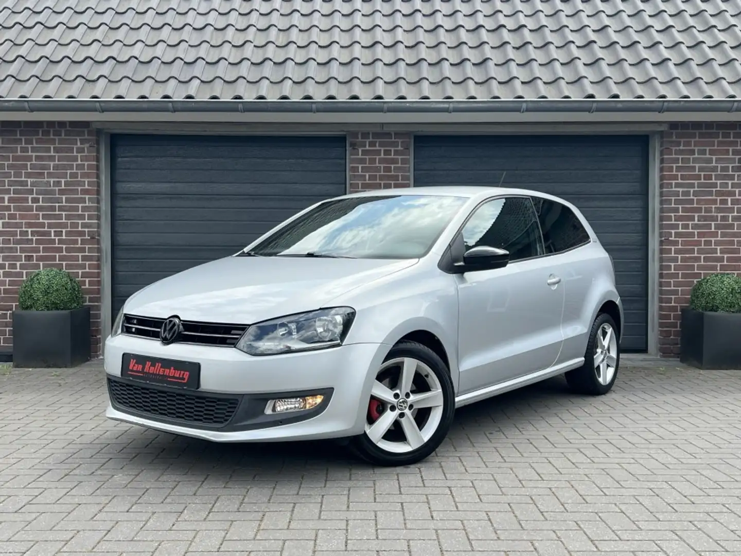 Volkswagen Polo 1.2 TSI Silver Edition navi camera trekhaak Grijs - 1
