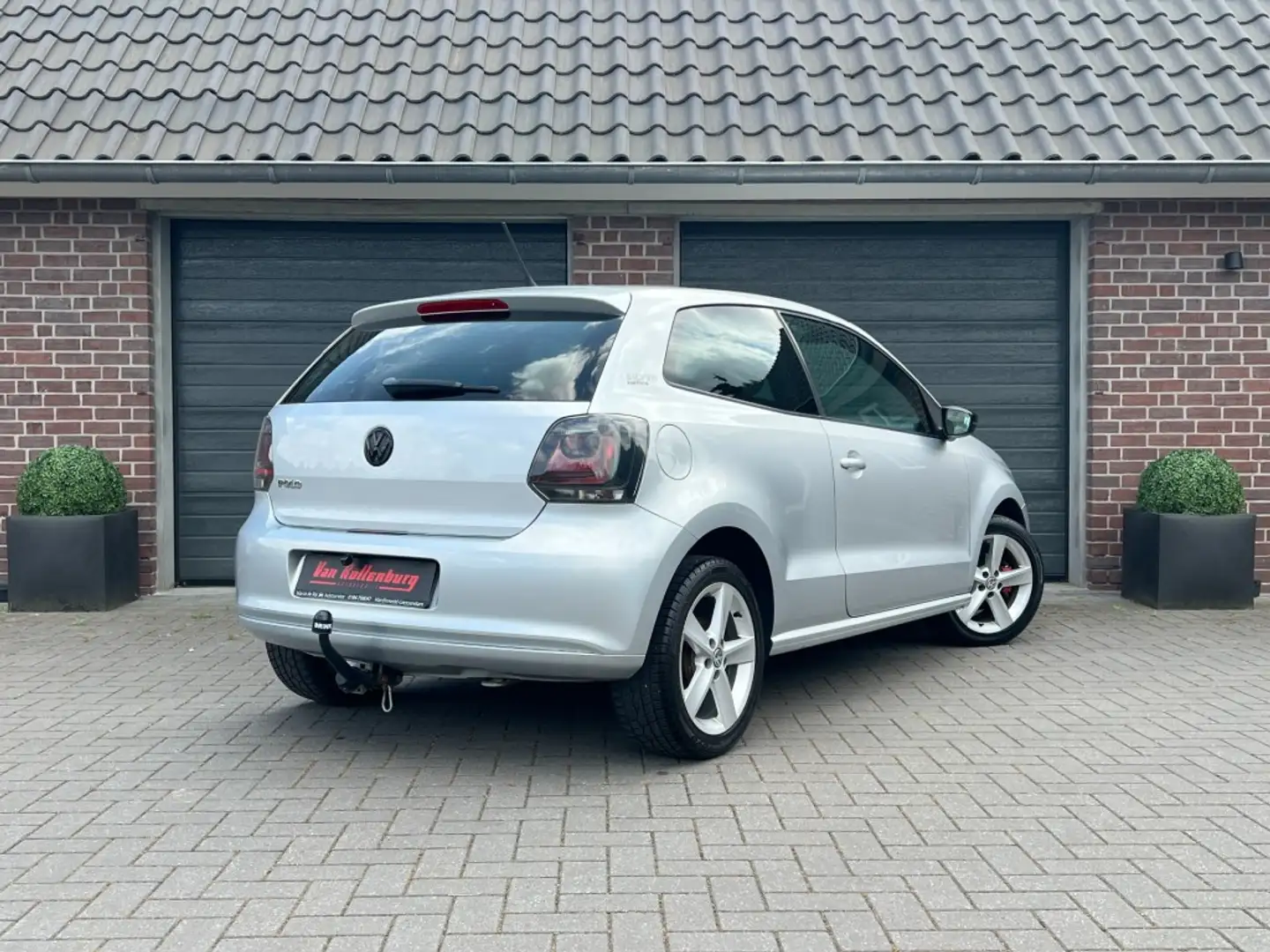 Volkswagen Polo 1.2 TSI Silver Edition navi camera trekhaak Grijs - 2