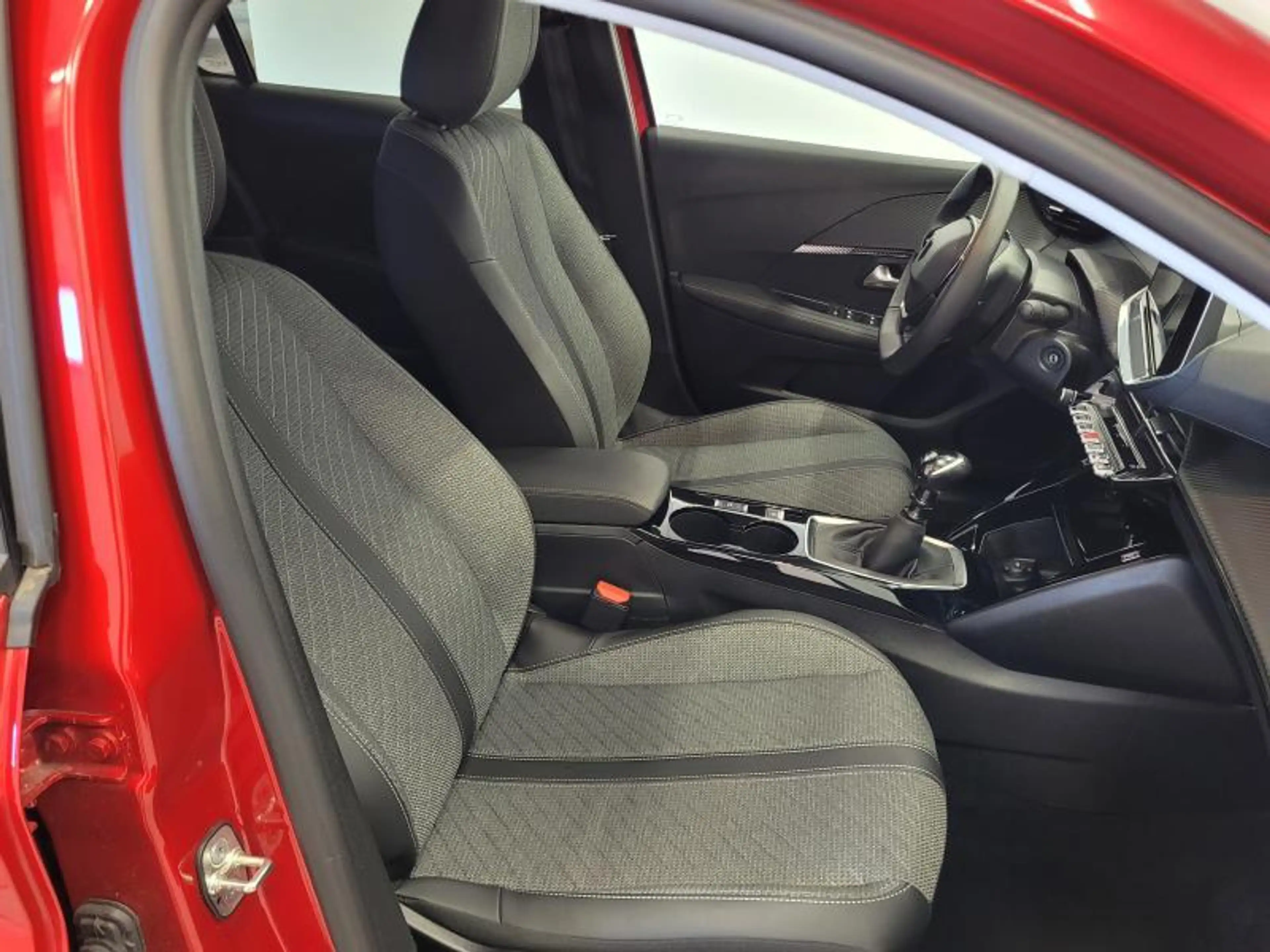Peugeot 208 12 Turbo Allure — photo 11