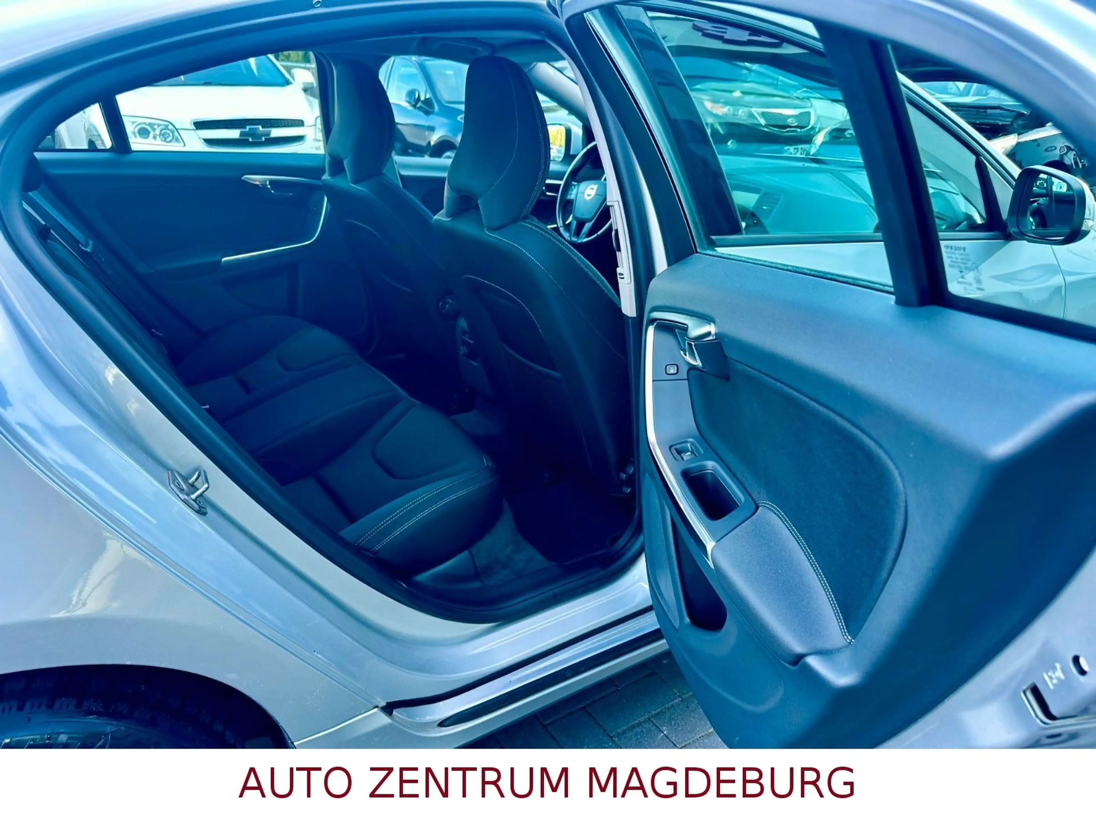 Volvo S60 Lim. Kinetic *BI-Xenon*NAVI*AUTOMATIK* — photo 12