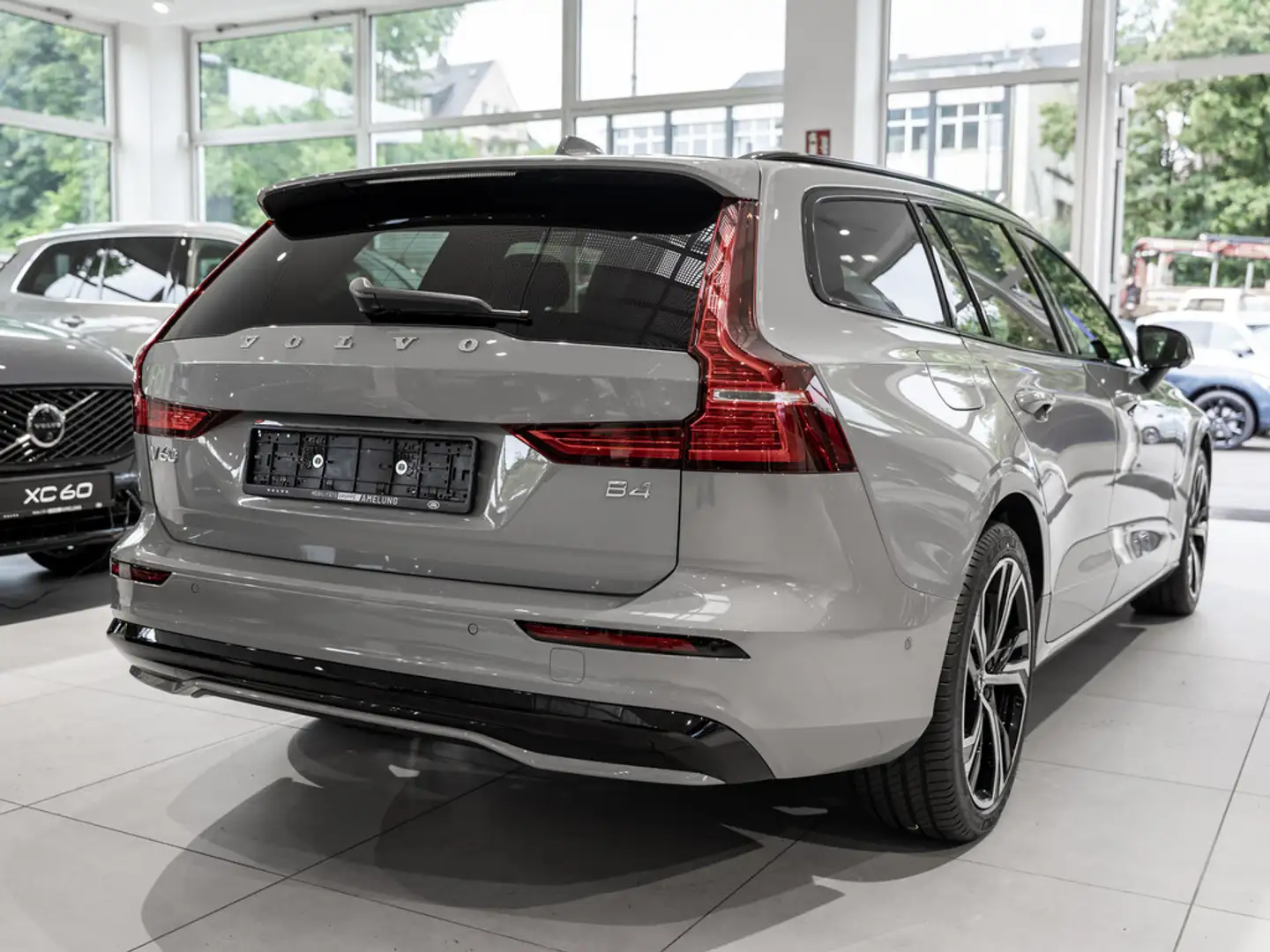 Volvo V60 B4 Plus Dark W-LAN ACC HUD LED PANO 360° Grijs - 2