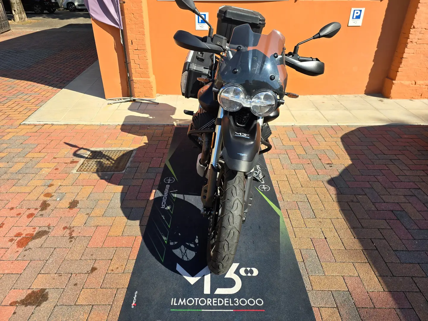 Moto Guzzi V 85 TT Nero - 2