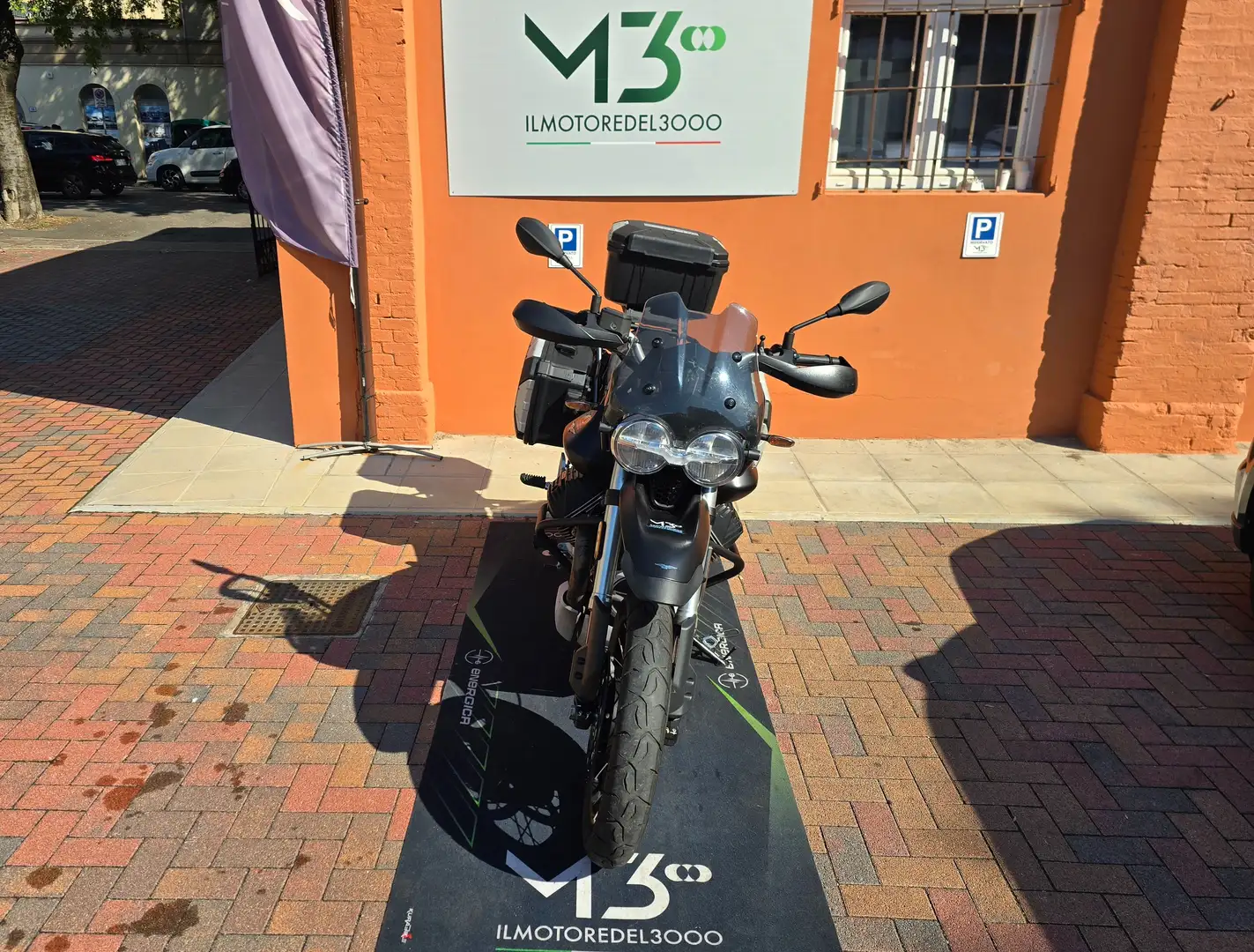 Moto Guzzi V 85 TT Nero - 1