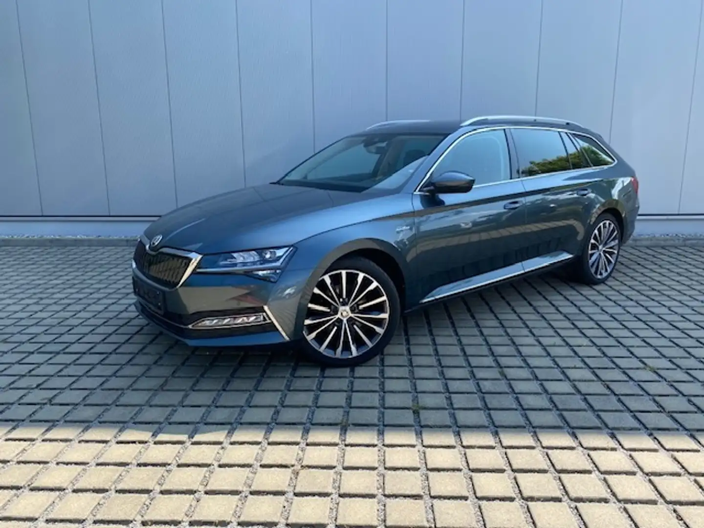 Skoda Superb Combi 2.0 TDI 200 PS 4x4 DSG L&K AHK/19-ZOLL+DCC/ Gris - 2