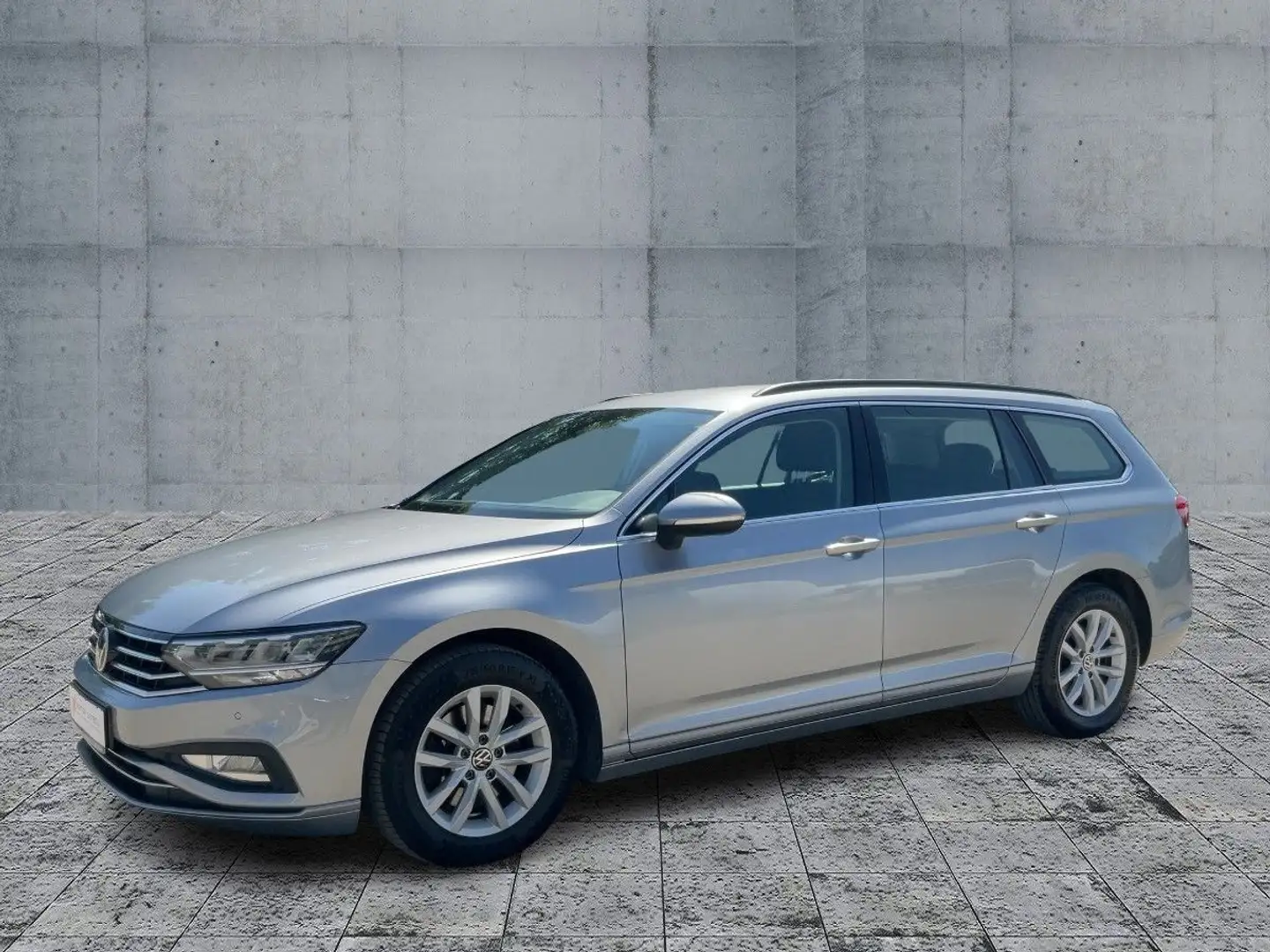 Volkswagen Passat Variant 2.0 TDI DSG BUSINESS LED+NAVI+AHK Zilver - 2