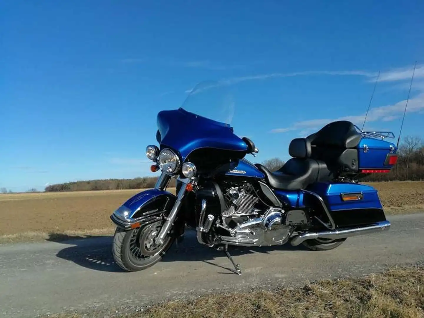 Harley-Davidson Electra Glide FLHTK Blau - 1