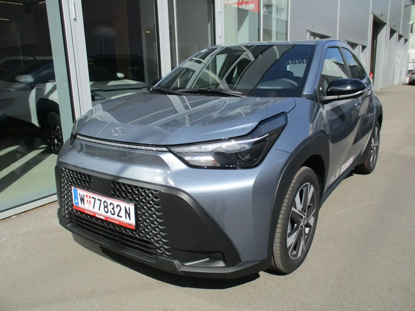 Toyota Aygo X 1.5 Active Hybrid ACC+Navi+Kam.+PDC+AUT Grau - 2