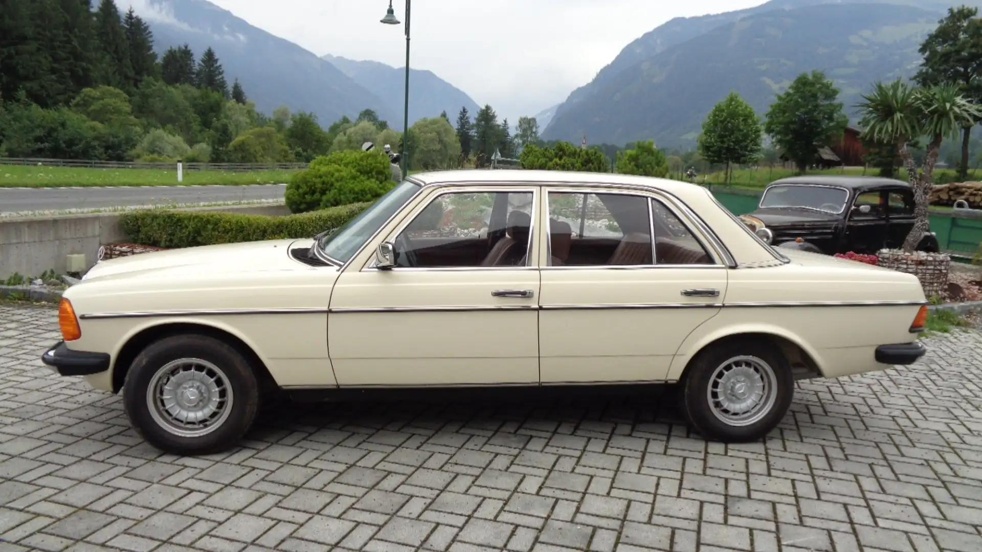 Mercedes-Benz 230 W123 Бежевий - 2