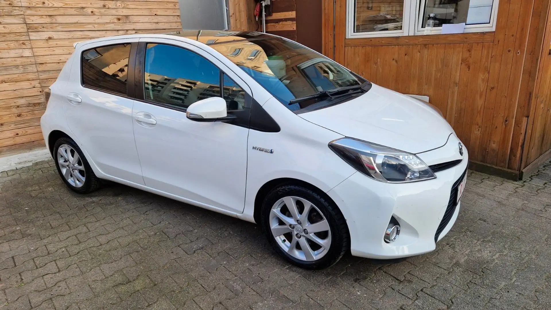 Toyota Yaris 1,5-l-VVT-i Hybrid Panorama, Kamera, Navi Weiß - 2