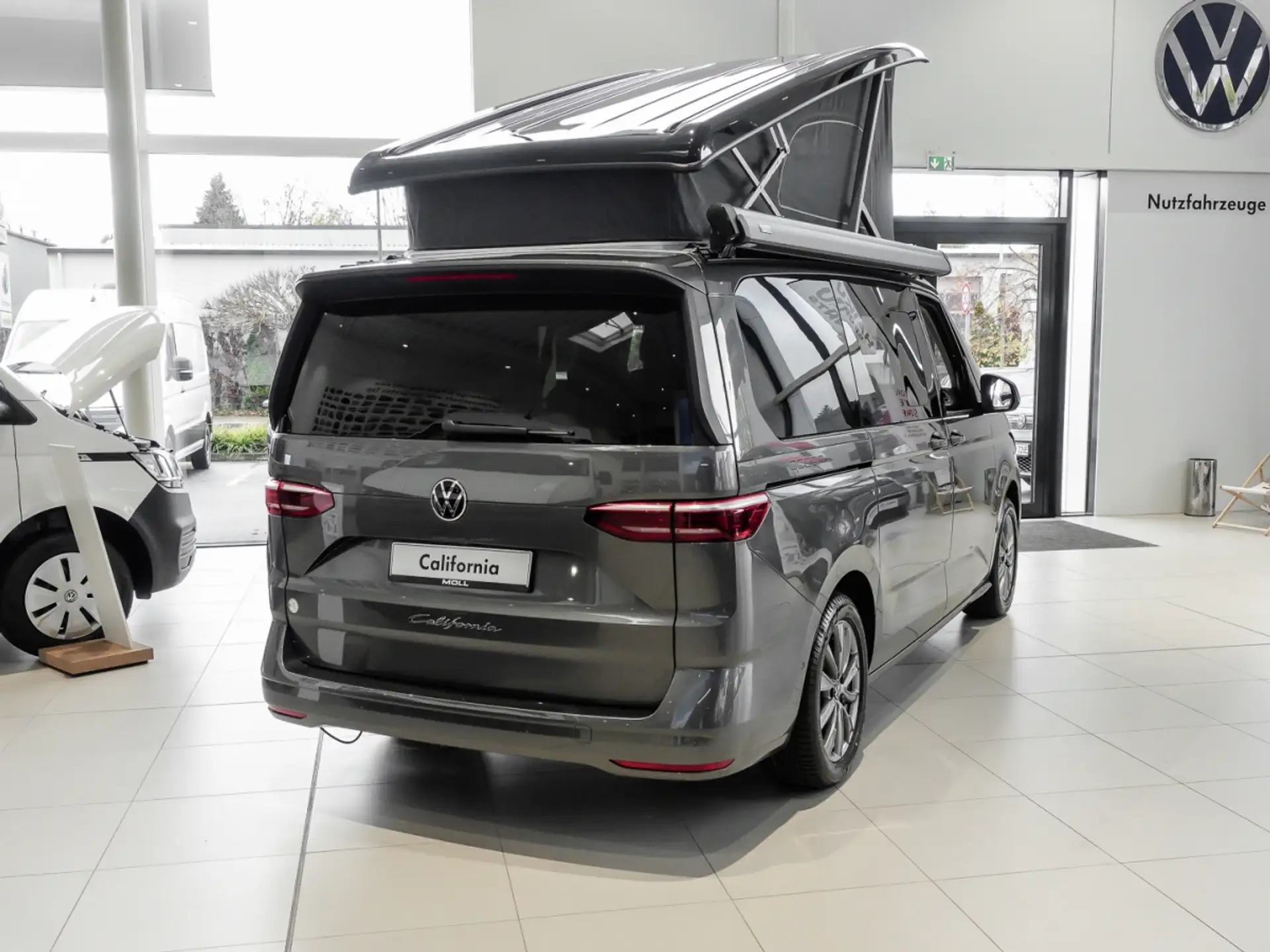 Volkswagen California 2.0 TDI 2025 건메탈 사진 3