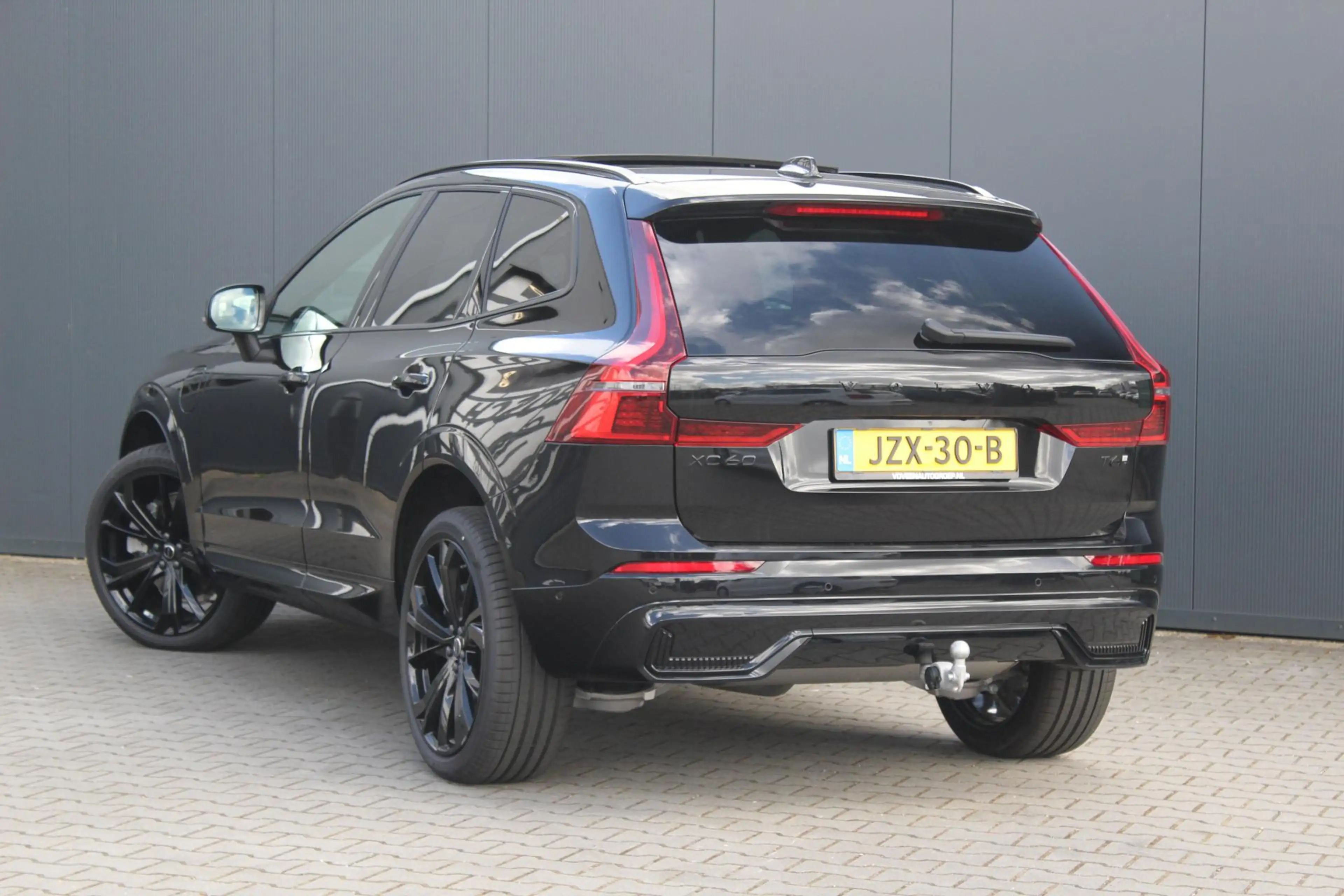 Volvo XC60 2.0 T6 Plug-in hybrid AWD Ultra Black Edition | 2 — photo 3
