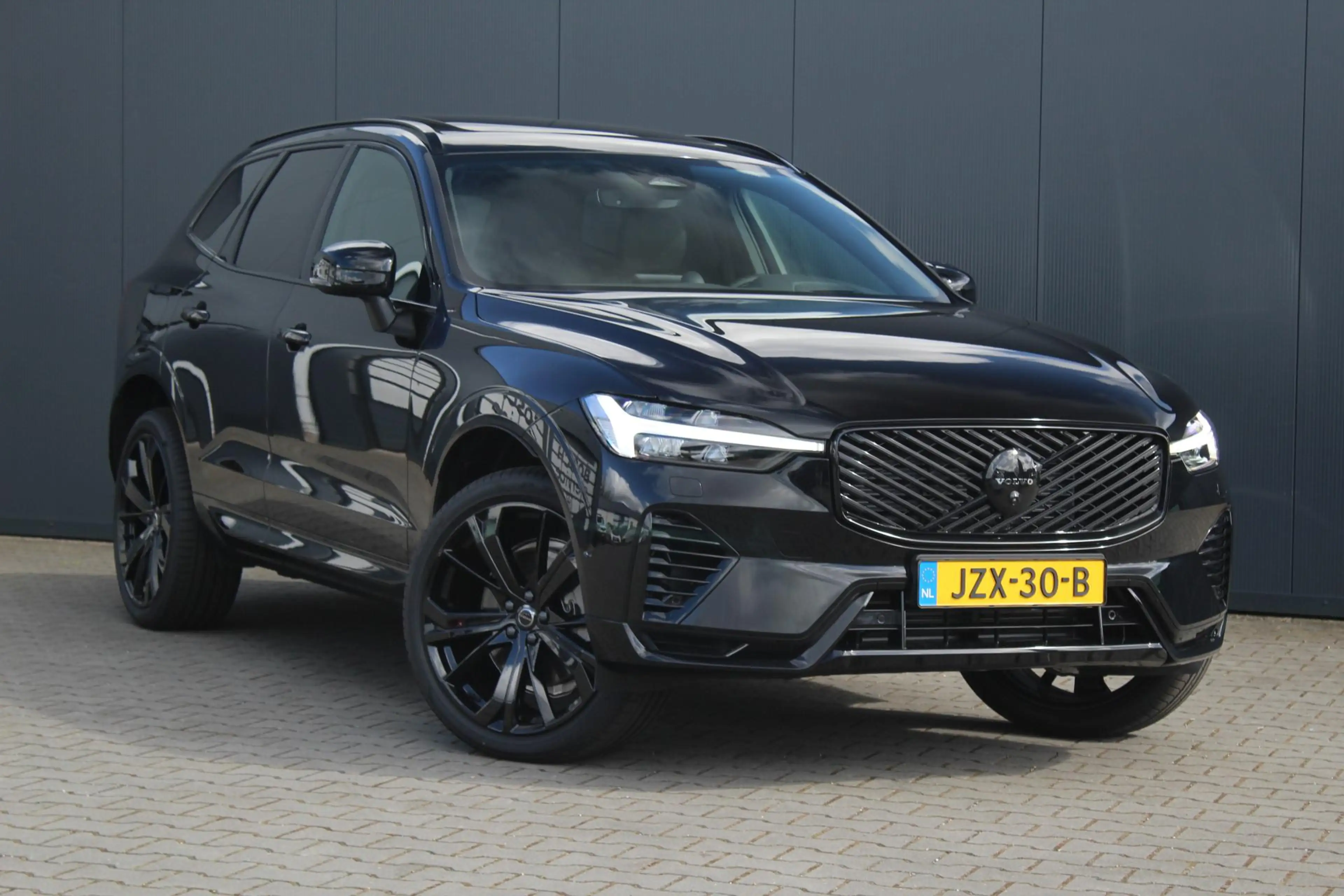 Volvo XC60 2.0 T6 Plug-in hybrid AWD Ultra Black Edition | 2 — photo 4