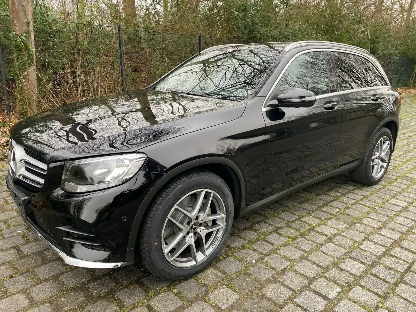 Mercedes-Benz GLC 350 d 4Matic*Navi*Klima*360Kamera*AMG-Line Schwarz - 1
