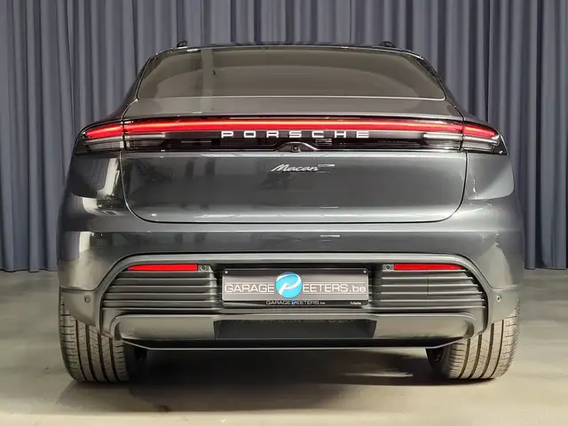 Porsche Macan view 4