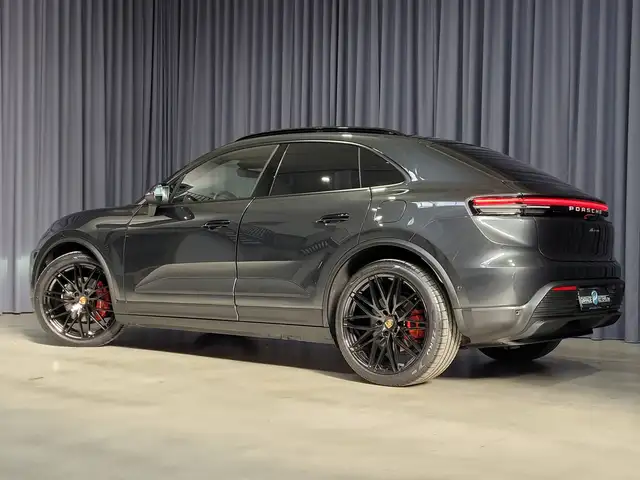 Porsche Macan view 3