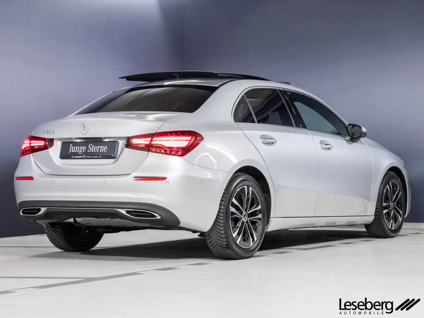 Mercedes-Benz A 200 A 200 Lim. Progress. Pano/LED/AHK/Distro./Kamera Silber - 2