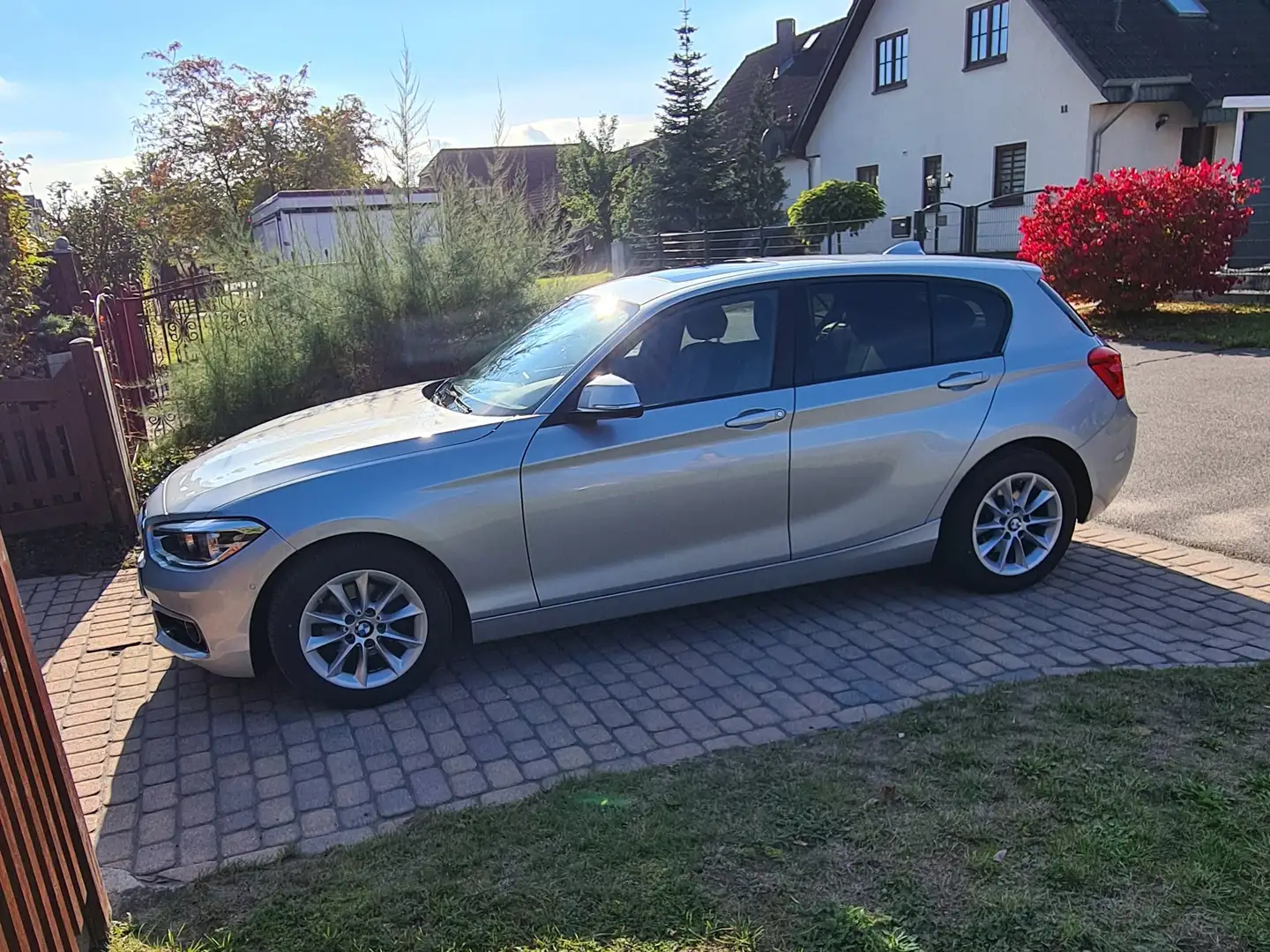 BMW 118 1er 118i Aut. Edition Metropolitan Silber - 2